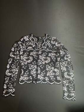 DONNA Vintage Black and White Floral Lace Long Sleeve Top